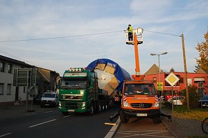 Um auf alle Eventualit&auml;ten unterwegs reagieren zu k&ouml;nnen, m&uuml;ssen Handwerker, Werkstattwagen und sogar ein Hebeb&uuml;hnenfahrzeug mit auf Reisen gehen.