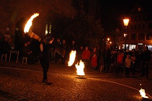 Hei&szlig; und vor allem akrobatisch ging es zu bei der Feuer-Show zwischen Kirche und Pfarrhaus.