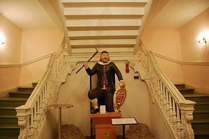Als Wilhelm von Humboldt und seine sp&auml;tere Frau Caroline von Dacher&ouml;den den barocken Treppenaufgang des Schlosses in Hettstedt-Burg&ouml;rner nutzten, gab es diese um 1590 in Eisleben entstandene Figur bereits, nur nicht hier im Haus: Kamerad Martin, Rechtssymbol der Eisleber Neustadt und Sinnbild des Bergbaus.