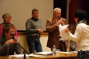 Eine B&uuml;rgerin konfrontiert den Gesch&auml;ftsf&uuml;hrer des Abwasserzweckverbandes, Andreas Gimpel, mit Fragen und Kritiken. 