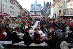 Grandiose Kulisse: Die gedeckte Tafel zwischen Waage und Rathaus.