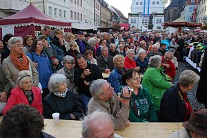 Das Publikum folgt vergn&uuml;gt dem Geschehen auf der B&uuml;hne.