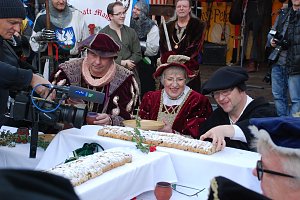 Die Tafel ist freigegeben. Die Schlacht am Kuchenb&uuml;fett darf beginnen. Ein Medienstar einst wie jetzt: Martin Luther.