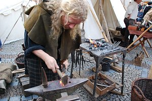 Es ist warm, sagt ein Schmied zu einem gl&uuml;henden St&uuml;ck Eisen, das er auf dem Amboss formt. Altes Handwerk, hautnah gezeigt, fand viele Bewunderer.