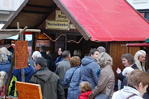 Erinnerung an selige DDR-Zeiten. Auf dem Markt wurde auch gestern und heute Schlange gestanden nach einem leckeren Geb&auml;ck: dem Martinsh&ouml;rnchen.