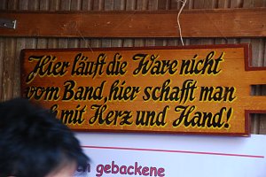 Und mit Mehl, Zucker und Butter. Aha, deshalb standen die Leute hier Schlange.