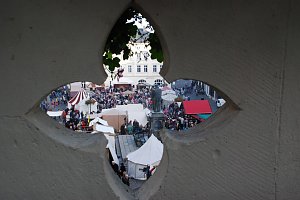 Blick vom Balkon des Rathausvorbaues, dem Altan, in Richtung Waage auf das Markttreiben an diesem Wochenende.
