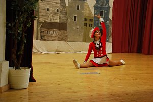 Tanzmariechen Carolin Ermisch legt einen erstklassigen Spagat auf der Rathausb&uuml;hne hin. 