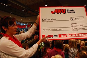 AWG hielt Wort: Antje Przybilski, stellvertretende Filialleiterin, brachte das Versprochene in Form eines &uuml;berdimensionierten Schecks &uuml;ber 500 Euro. 