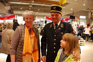 Tradition und Moderne treffen bei AWG aufeinander. Im Gespr&auml;ch mit der Oberb&uuml;rgermeisterin der Vorsitzende des Traditionsvereins der Eisleber Bergschule, J&uuml;rgen M&uuml;nch, mit seiner Enkelin Henrijette.