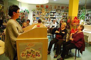 Helena Grass, die als Dagmar Helene Schlanstedt mehrere Jugendb&uuml;cher geschrieben hat, las heute aus ihrem neuesten Buch "Blue Eyes - Besessen von dir"