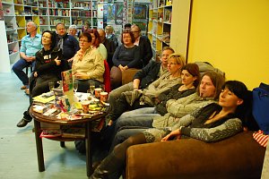 Das gro&szlig;e Sofa l&auml;dt ein, sich hinein zu kuscheln, die Beine anzuziehen und selbst ein Buch zu lesen. Oder einer Autorin zu folgen, die Spannendes - auch &uuml;ber das Werden eines Buches - zu erz&auml;hlen wei&szlig;.