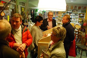 Eine Lesung regt an. Die anschlie&szlig;enden Gespr&auml;che drehten sich denn auch um Gott und die Welt - und vor allem um B&uuml;cher.