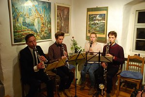 Ein Bl&auml;serquartett unter Leitung von Mike Peinert (links) umrahmte die Vernissage musikalisch.