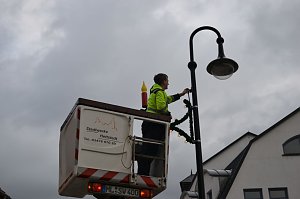 Heute wurden Lichterdekorationen in Hettstedt montiert und ausprobiert. Die Birnen leuchten.
