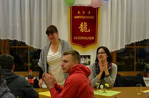 Es ist ihr peinlich, aber da muss sie durch: Mareille Richter erntet Dank f&uuml;r ihre Torte und die vielen guten Taten, mit denen sie den Verein schon unterst&uuml;tzt hat.