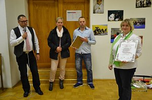 Die Vertreter der Deutschen Jiu Jitsu Akademie Karsten Ullrich und Kornelia Brasche waren nicht mit leeren H&auml;nden nach Hornburg gekommen. Unter anderem zeichneten sie Claudia Franke f&uuml;r ihre Leistungen als Stilbegr&uuml;nderin und Trainerin mit dem 7. Dan und der entsprechenden Urkunde aus.