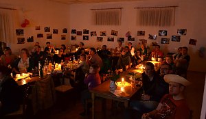 Erst bei der Vorf&uuml;hrung eines Films, der Bilder aus der Geschichte der Kampfkunstschule Osterhausen zeigte, kamen die Kerzen auf den Tischen richtig zur Geltung und vermittelten einen leicht romantischen Eindruck.