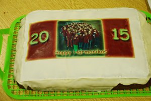 Viele Kuchen waren von Eltern der Sch&uuml;ler gebacken und spendiert worden. Auf einigen war auch ein Hinweis auf den zu feiernden 15. Geburtstag zu lesen. Seltsamerweise traute sich niemand so recht, gerade diese Kuchen anzuschneiden.