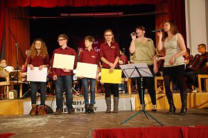 Nach den Tafeln zu urteilen, f&uuml;hren hier doch Lilly-Marie Stegmeyer, Henry F&ouml;rster, Carolin Adolph und Lena Seidel etwas im Schilde! Jedenfalls klang das auf Mario Dziallas gem&uuml;nzte frech-fr&ouml;hliche Lied, das Franziska Manteuffel und Juliane Bock (von links) sangen, sehr danach.