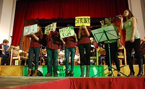 Aha, so sieht das also aus. Das Publikum tobte (vor Vergn&uuml;gen). Und die Orchestermusiker sch&uuml;ttelten sich vor Lachen &uuml;ber ihren Streich.