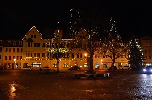 Immer wieder eine Freude: der Blick vorbei am Bergbaudenkmal hin&uuml;ber zum Rathaus mit seinem auch abends belebten Ratskeller.