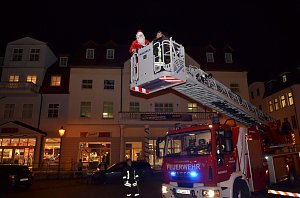 Vom Himmel hoch, da komm' ich her... Und zwar der Nikolaus, der erstmals in seiner Laufbahn in Hettstedt die Feuerwehr hatte bem&uuml;hen m&uuml;ssen.