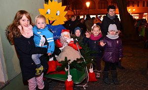 Die Sonnenscheinkinder waren wieder einmal die Pfiffigsten auf dem Markt. Sie zeigten dem Nikolaus, wie man ebenfalls bei Schneemangel sein Ziel erreichen kann: mit dem Handwagen. In dem hatte es sich &uuml;brigens schon der Weihnachtsmann gem&uuml;tlich gemacht, der auf dem Heimweg den Sack voller S&uuml;&szlig;igkeiten bewachte.