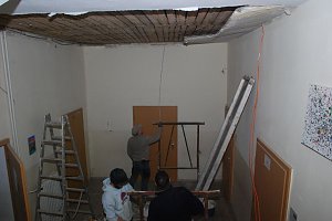 Drei Mitarbeiter der Baufirma Wollmann beseitigten noch am Freitagvormittag s&auml;mtliche herabgefallenen und locker an der Decke h&auml;ngenden Putzteile.