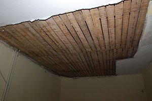 Von dieser Flurdecke brach in der Nacht zum Freitag eine Sauerkrautplatte mitsamt Putz heraus. Der Schaden soll noch in den Weihnachtsferien beseitigt werden.