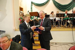 Mit den Lebenserinnerungen eines Helftaers beschenkte Eduard Jantos den Minister.