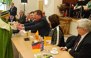 Die Sternsinger kamen auch zum Pr&auml;sidium und erbaten eine Spende f&uuml;r Bed&uuml;rftige. CDU-Kreischef und Hettstedts B&uuml;rgermeister Danny Kavalier hatte es - wie jeder am Tisch - allerdings schwer, seine Gabe loszuwerden. Grund: Der Geldschlitz war zu eng.
