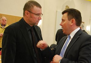 Geht es um Wirtschafts- oder um Bildungspolitik? Ralf Lauenroth, Chef der AaTeum Akademie GmbH, Tr&auml;ger der Landschule Osterhausen (links), im Gespr&auml;ch mit Andr&eacute; Schr&ouml;der.