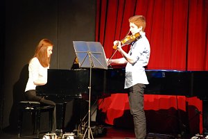 Verzauberten ihr Publikum im gro&szlig;en Haus des Theaters mit Klassik: die Geschwister Sophie und Clemens Porsche von der Kreismusikschule.