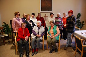 Sie nahmen die Aufforderung mit einem L&auml;cheln: Bitte aufstellen oder hinsetzen f&uuml;r ein Gruppenfoto - die Arnstedter Handarbeitsfrauen, die allj&auml;hrlich zum Tag des offenen Denkmals im September Ausstellungen organisieren und seit Jahren Geld f&uuml;r die Kirchenfenster sammeln.