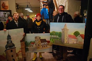 Das geht nicht nur in Hettstedt, aber da klappt es immer wieder besonders gut: Gutes tun und nicht nur sich selbst eine Freude bereiten. Eduard Jantos (links) und Danny Kavalier ersteigerten am 18. Dezember 2015 Bilder der K&uuml;nstlerin Brigitta Mehwald (Mitte), die die H&auml;lfte des Erl&ouml;ses der Hettstedter Kinderp&auml;ckchenaktion und eine aufgerundete H&auml;lfte ihrer Arnstedter Kirche spendierte.