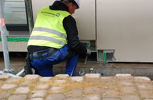 Millimeterweise senkt sich das Modul, bis es genau am vorherbestimmten Ort steht. Sp&auml;ter wird im Haus niemand mehr merken, dass hier nach zwei Seiten offene Kartons aneinandergef&uuml;gt wurden.