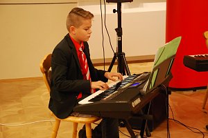 Am Keyboard erfreute mit temperamentvollen Weisen der Musiksch&uuml;ler Gregor Cissewski.