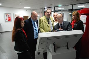 Kein Spielzeug f&uuml;r gro&szlig;e Leute, dennoch nicht weniger spannend: das Multimediaterminal in der Schalterhalle der Hettstedter Sparkasse am Rupprechtplatz.