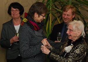 Pfarrerin Iris Hellmich brachte einen kleinen Luther als Geschenk mit. Frau Weser ist Kirchenmitglied seit ihrer Taufe - also seit 95 Jahren.