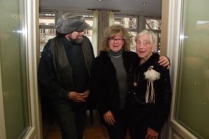 Der Kunstmaler Gerhard Mohr und seine Frau Petra sind jedes Jahr unter Gisela Wesers Gratulanten zu finden. Die Liebe zur Kunst verbindet Maler und Tanzlehrerin.