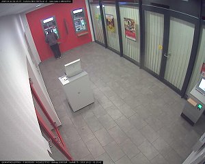 Der T&auml;ter beim Abheben von Geld, das ihm nicht geh&ouml;rt. Die Polizei bittet um sachdienliche Hinweise.