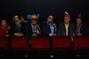 Bevor der Saal sich f&uuml;llte, lie&szlig; diese fr&ouml;hliche Truppe bereits ahnen, was diesen Abend im Theater abgehen w&uuml;rde: die (Faschings)Post!
