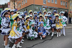 N&auml;rrinnen und Narren trotzen Wetter (1)
