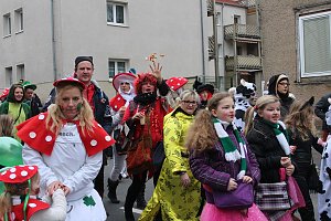N&auml;rrinnen und Narren trotzen Wetter (1)