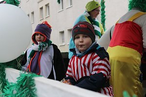 N&auml;rrinnen und Narren trotzen Wetter (1)