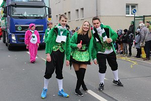 N&auml;rrinnen und Narren trotzen Wetter (1)