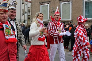 N&auml;rrinnen und Narren trotzen Wetter (1)