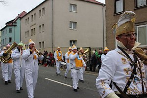 N&auml;rrinnen und Narren trotzen Wetter (1)