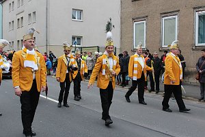 N&auml;rrinnen und Narren trotzen Wetter (1)